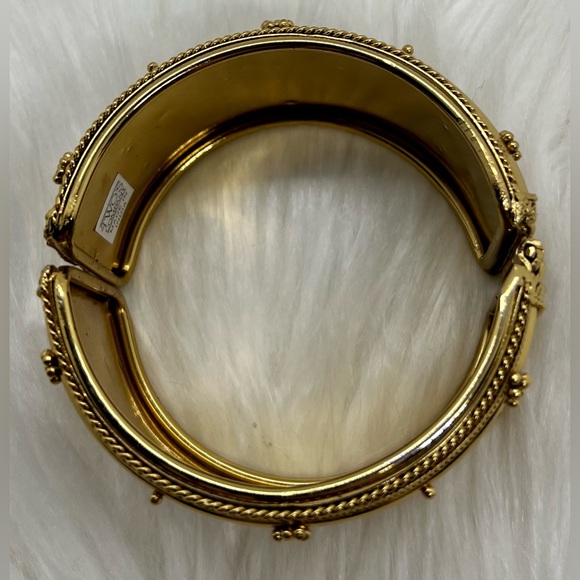 Gold hinged cuff bracelet - Picture 2 of 4